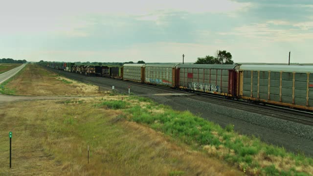 正在上升的无人机拍摄的货运火车穿过内布拉斯加州农田视频下载