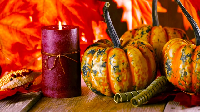感恩节装饰南瓜和贺卡的照明背景和一个质朴的木制桌子视频下载