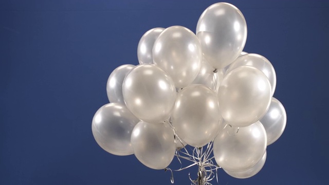 装饰元素气球，作为惊喜出现在色度钥匙，作为礼物元素的情人节，生日，圣诞节或新年。视频下载