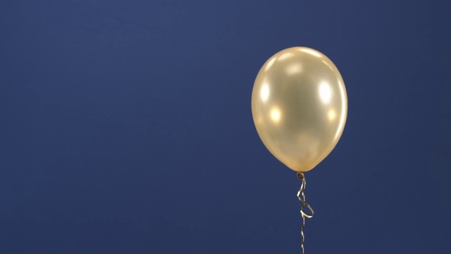 这个装饰元素——一个金色的气球——出现在视频中，作为一个彩色钥匙上的惊喜，是情人节、生日、圣诞节或新年的礼物。视频素材