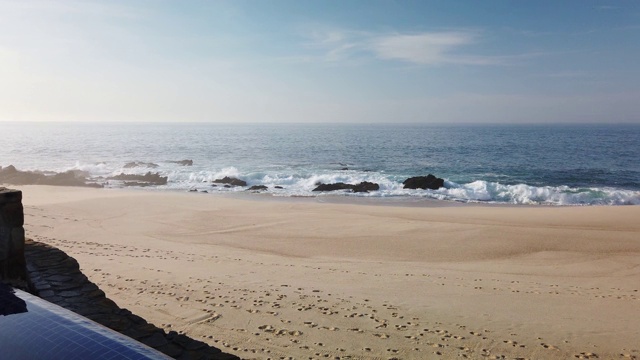 慢动作的海浪冲击着海滩视频下载