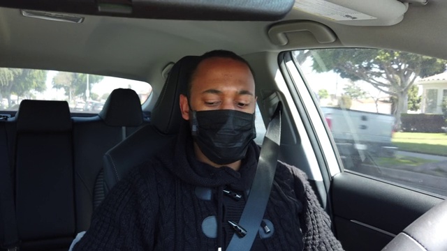 戴着面罩的黑色优步司机视频下载