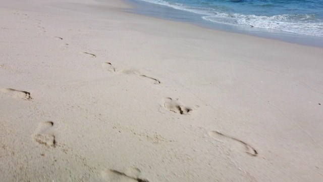 沙滩上的脚印。视频下载