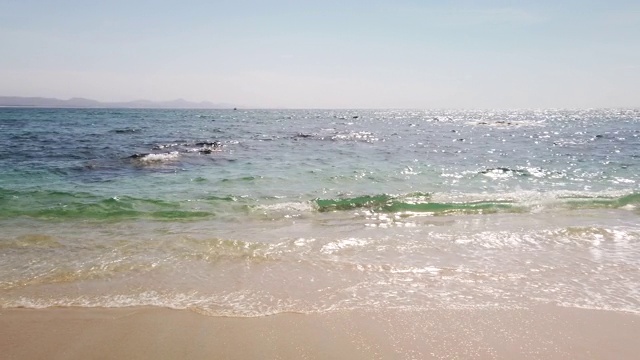 一个下午，海浪拍打着海岸。视频下载