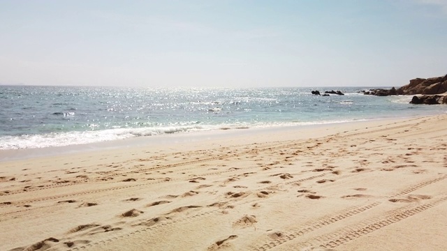 一个下午，海浪拍打着海岸。视频下载