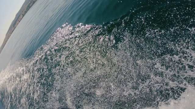 在五彩碧绿的湖水上，在摩托艇POV后面停了下来视频素材