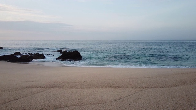 日出时美丽的海滩。视频下载