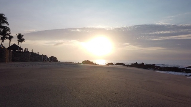 日出时美丽的海滩。视频下载