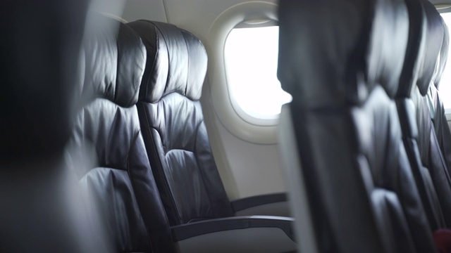 在新冠肺炎疫情期间，客机的空座被取消视频下载