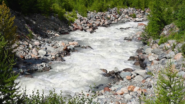 Fast mountain river Feevisa从Spielboden流向Saas- fee村和Saas山谷视频素材