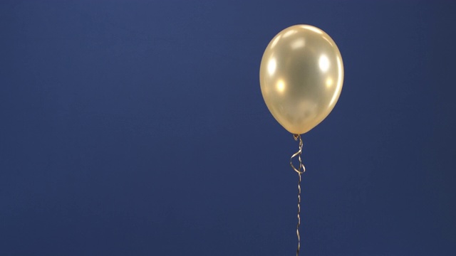 一个装饰元素——一个金色的气球——出现在视频中，作为一个惊喜出现在色度钥匙上，作为情人节、生日、圣诞节或新年的礼物。视频素材