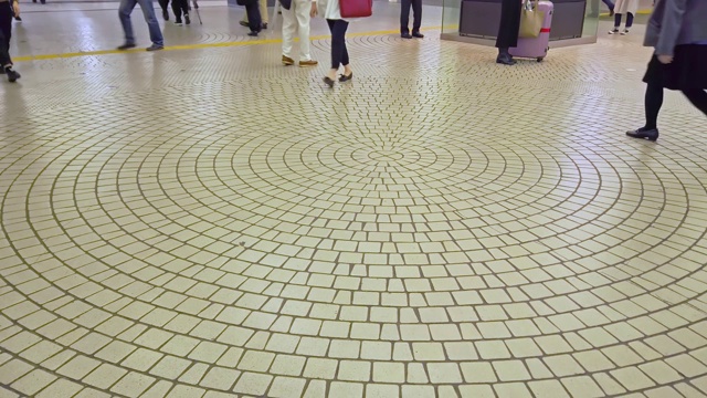 人们正在穿过东京新宿区的地下通道视频下载
