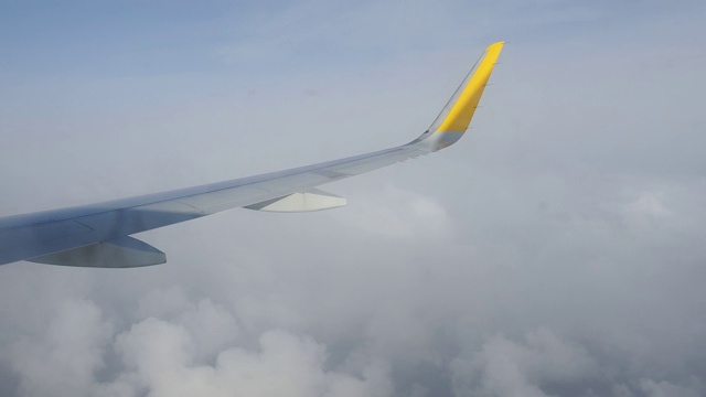 飞机飞行，从飞机窗口看云和蓝天。视频素材