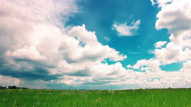 绿色的田野和多云的天空。4 k。全高清4096 x2304。视频下载
