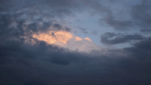 时间流逝多云的天空。美丽的日落视频时间流逝与梯度蓝粉红色的颜色。暴风雨即将来临，云层渐渐消失视频素材