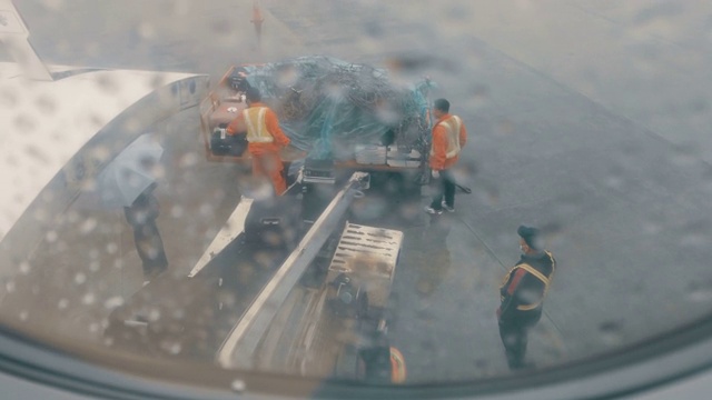 雨天的机场视频素材