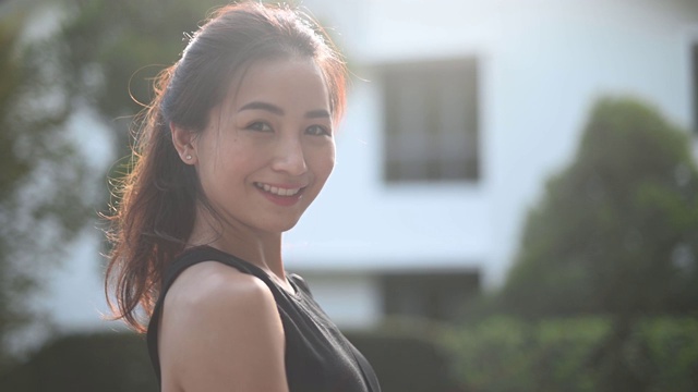 亚洲华裔女运动员在日落时微笑着看着镜头视频下载