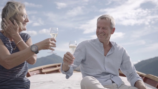 老夫妇在湖上的船上享受香槟视频下载