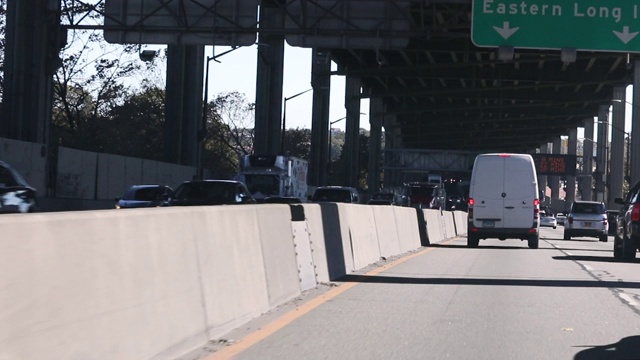 汽车在高速公路上。视频素材