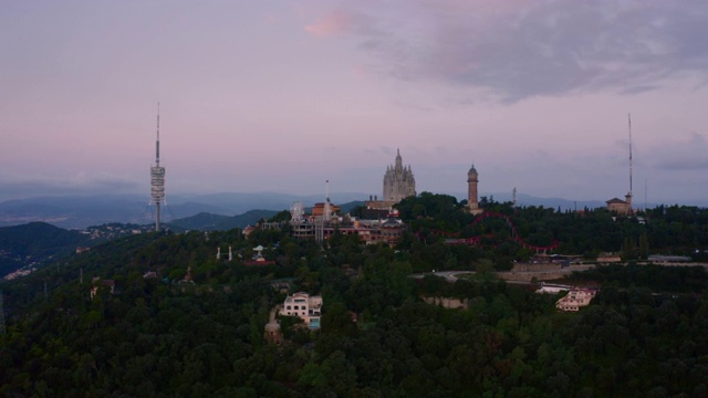 Tibidabo山鸟瞰图与Collserola电视塔在巴塞罗那市视频下载