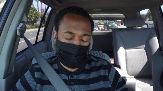 一名戴着面罩的黑人乘客。视频下载
