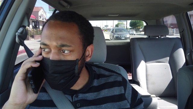 一名戴着面罩的黑人乘客。视频下载