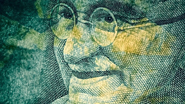 圣雄甘地的肖像在货币上具有复古效果视频素材