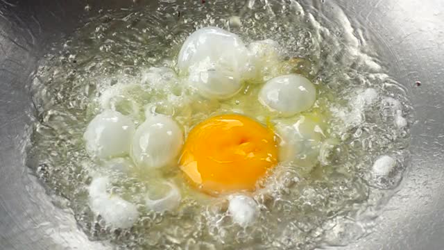 在热油中煎鸡蛋视频素材