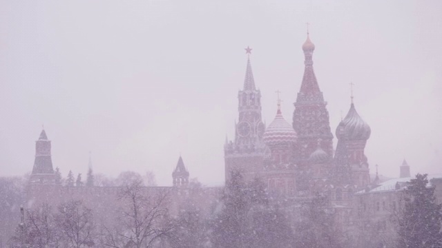 俄罗斯，莫斯科，护城河上最神圣的Theotokos的代祷大教堂，以及冬日雪地里的克里姆林宫。在暴风雪天气中的瓦西里大教堂视频素材