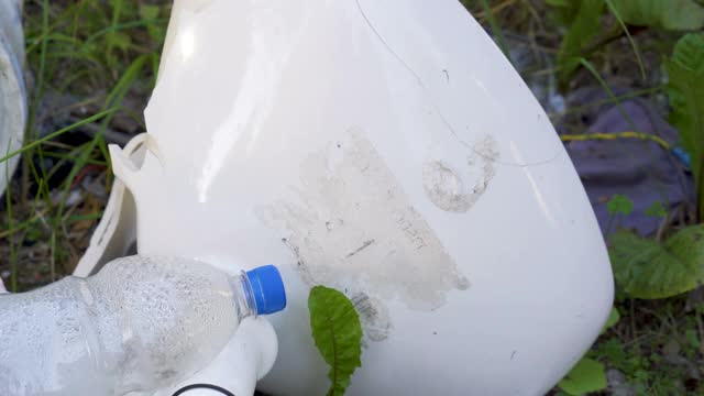近距离观察垃圾场上的水塑料瓶视频素材