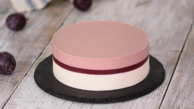 糕点师用鲜奶油装饰美味的梅子慕斯蛋糕视频下载
