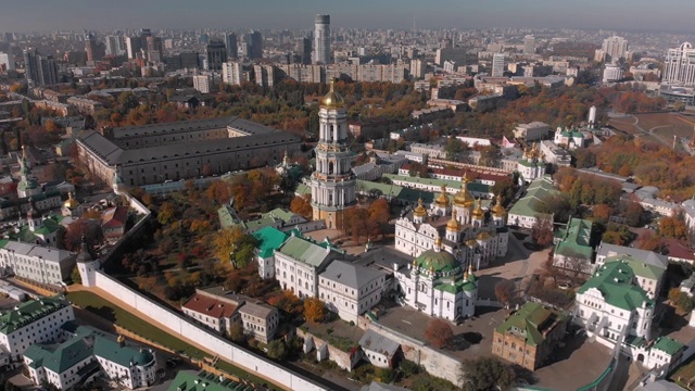 美丽的早晨航班在基辅，佩切尔斯克拉夫拉。秋天在基辅。黄、红树木。视频素材