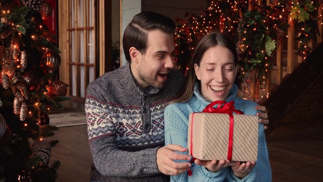 丈夫给妻子一个圣诞惊喜，祝贺她圣诞快乐视频素材