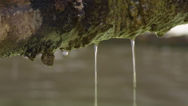水珠从一个古老的石头喷泉滑下视频下载