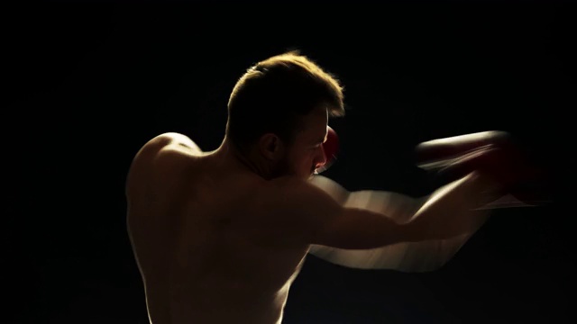 戴拳击手套的男运动员。视频下载