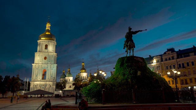 圣索菲亚大教堂和Bohdan Khmelnytsky纪念碑，基辅，乌克兰视频素材