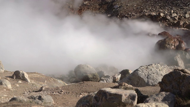 火山景观活火山-侵略性天然温泉烟雾蒸汽和气体周围的喷气孔。活火山上的地热田视频下载