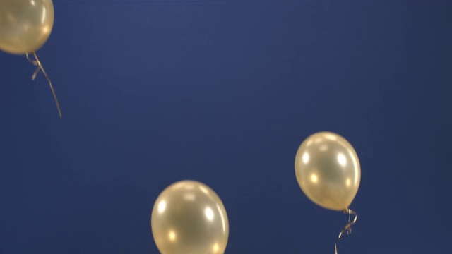 节日装饰-气球-出现在视频作为礼物的节日:情人节，生日，圣诞节，一个节日事件或新年在蓝色背景。视频素材