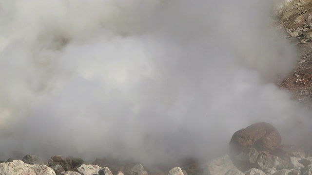 具有侵略性的天然温泉喷出蒸汽和气体，被火山喷气口包围着视频下载