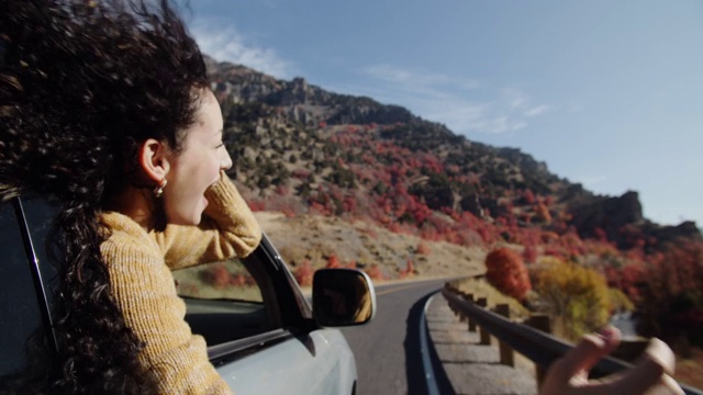 一个年轻女子在山里进行公路旅行视频素材
