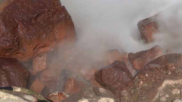 天然温泉，蒸汽，烟雾烟雾和气体被火山喷气口包围。堪察加半岛的火山景观视频素材