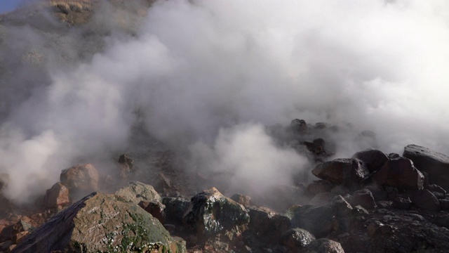 堪察加半岛的火山景观:侵略性的天然温泉源，蒸汽，烟雾火山气体和蒸汽周围的活动喷气孔视频素材
