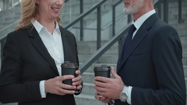 两个公司员工在办公室附近喝咖啡休息，友谊视频素材
