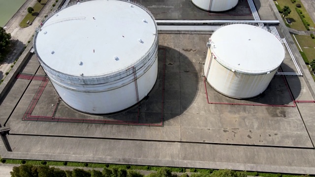 无人机鸟瞰图石油石化工业和储油罐4k b辊视频下载