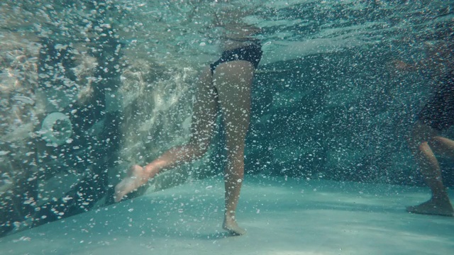女人和男人在水下游泳视频下载