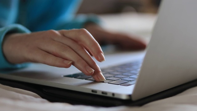 女性手触摸笔记本触控板，在家上网，做自由职业者视频素材