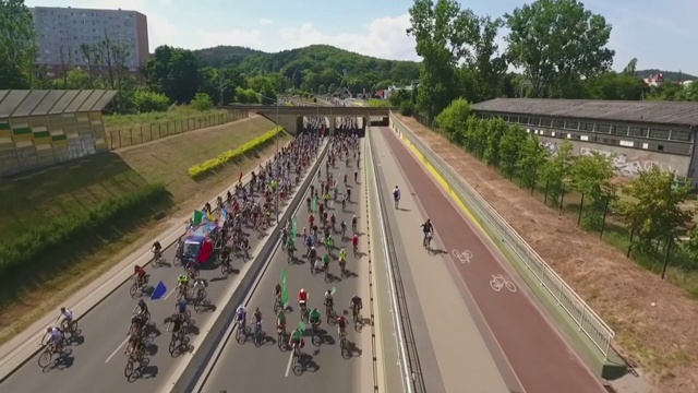 在Tricity的盛大自行车骑行视频下载