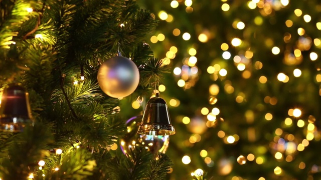 圣诞玩具在云杉树枝上的背景新年的照明视频素材