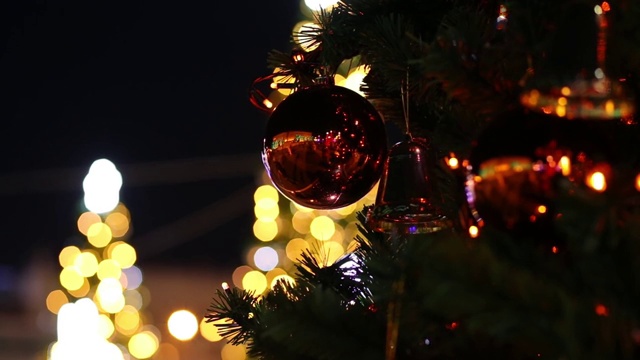 圣诞玩具的背景上闪闪发光的灯光从模糊到聚焦视频素材