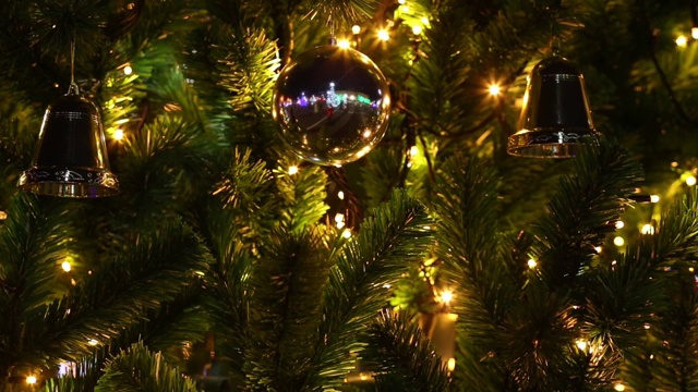 圣诞钟和云杉树枝上的玻璃球视频素材